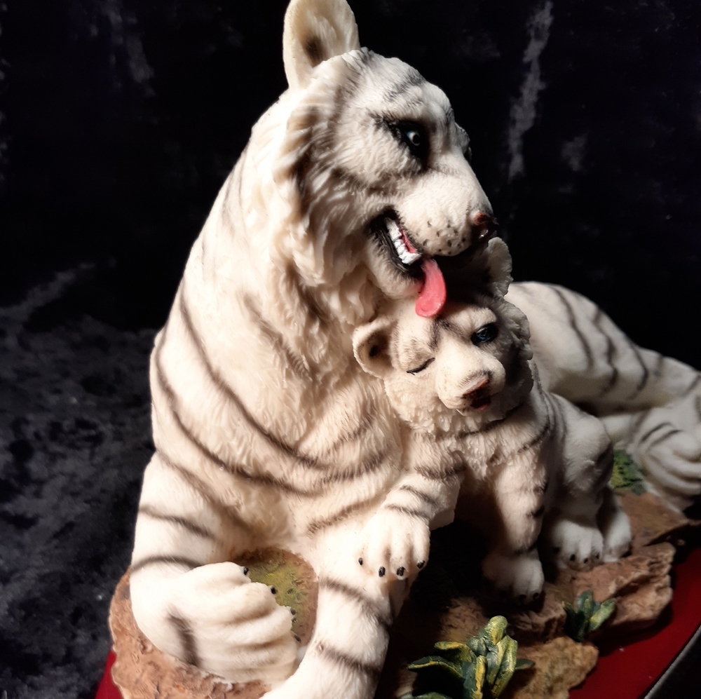 COPY - Vintage White Tiger with Cub Collectable Figurine - Picture 2 of 4